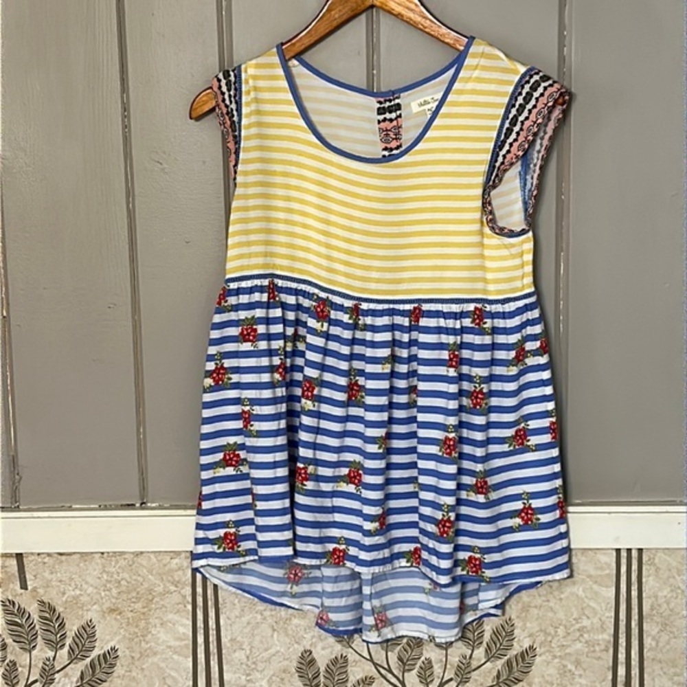 MATILDA JANE S sleeveless tunic length blouse with slight high low feature EUC